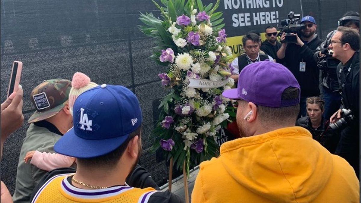 Cientos de aficionados se concentran en el Staples Center para rendir homenaje a Kobe Bryant