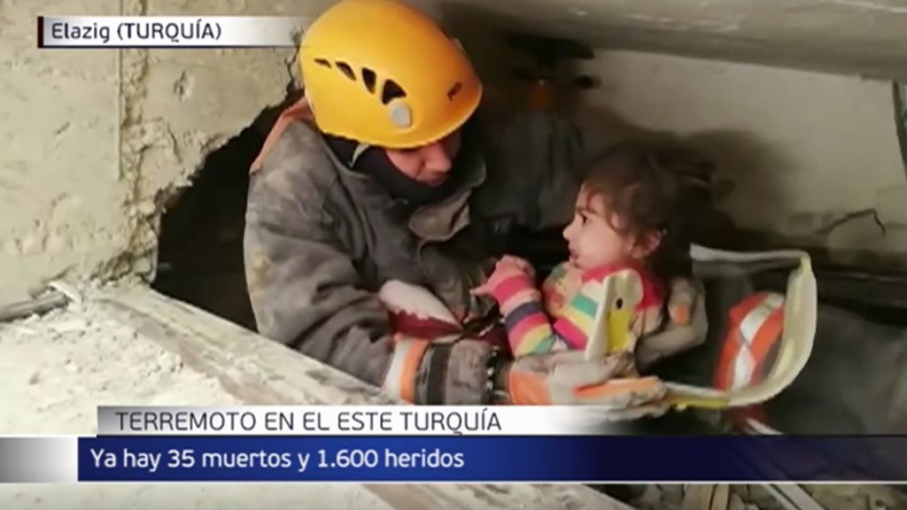 Rescatan a una niña de 5 años en Turquía tras pasar más de un día entero sepultada por el terremoto