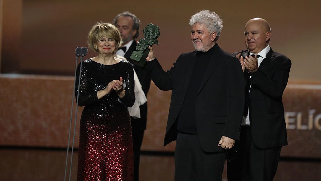 Esther García y Pedro y Agustín Almodóvar, el recoger el Goya a la mejor película. Esther García y Pedro y Agustín Almodóvar, el recoger el Goya a la mejor película.