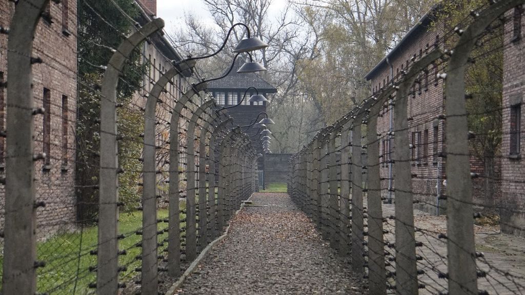 La alambrada de espino que rodea a Auschwitz I