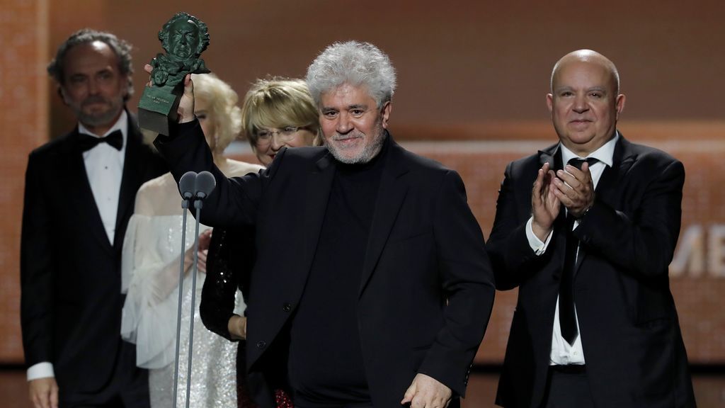 El director Pedro Almodóvar y los productores Agustín Almodóvar y Esther García reciben el Goya a la mejor película por su cinta ‘Dolor y Gloria’