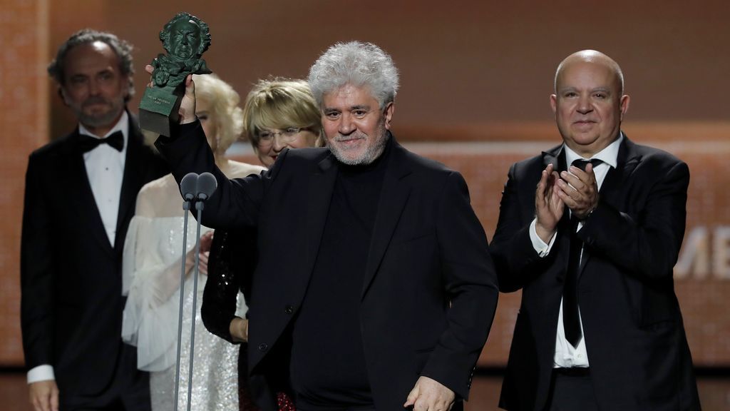 El director Pedro Almodóvar y los productores Agustín Almodóvar  y Esther García reciben el Goya a la mejor película por su cinta ‘Dolor y Gloria’