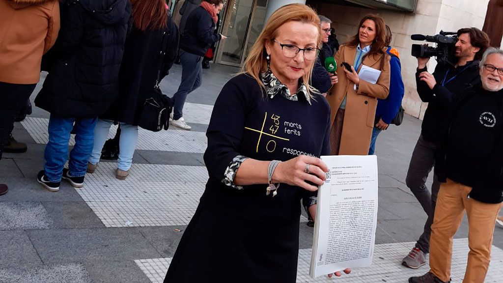 La presidenta de la asociación, Rosa Garrote, muestra la sentencia
