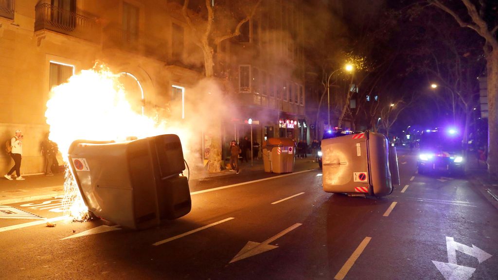 Los radicales toman la calle y queman contenedores en Cataluña tras el caos en el Parlament