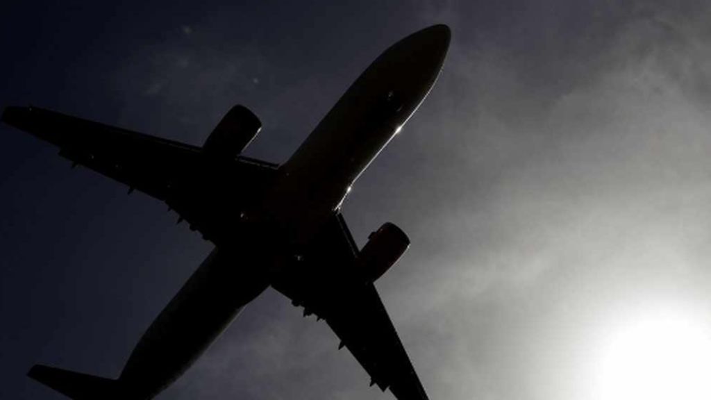 Un avión comercial se estrella en Afganistán con 83 pasajeros a bordo Un avión comercial se estrella en Afganistán con 83 pasajeros a bordo