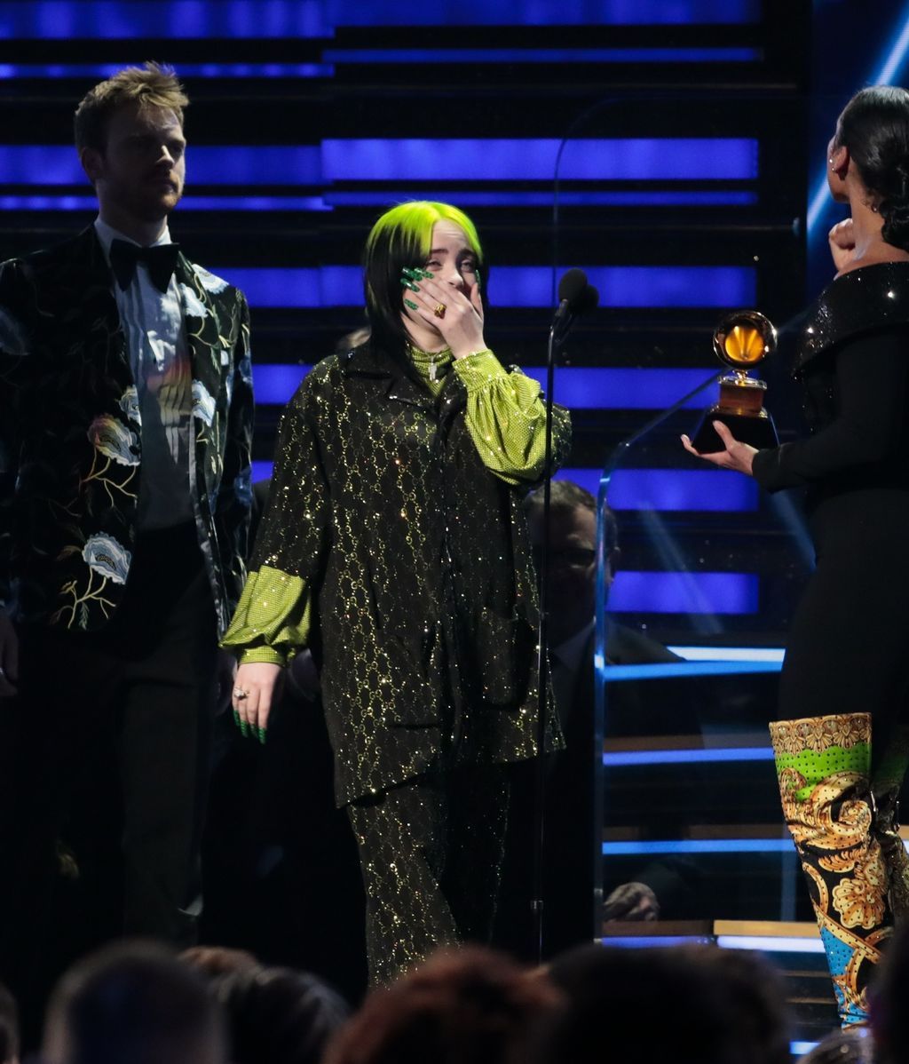 EuropaPress_2615006_January_26_2020_-_Los_Angeles_California_United_States__Billie_Eilish_and_Finneas_O'Connell_accept_the_Grammy_award_for_Album_of_the_Year_from_Alicia_Keys_at_the_62nd_GRAMMY_Awards_at_STAPLES