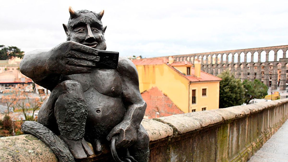 El juez sentencia que el diablillo de los selfies del acueducto de Segovia no ataca la libertad religiosa El juez sentencia que el diablillo de los selfies del acueducto de Segovia no ataca la libertad religiosa