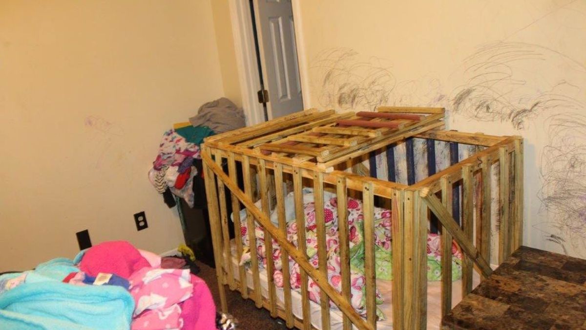 Detenidas tres personas en Alabama por encerrar a niños en jaulas de madera con cerraduras