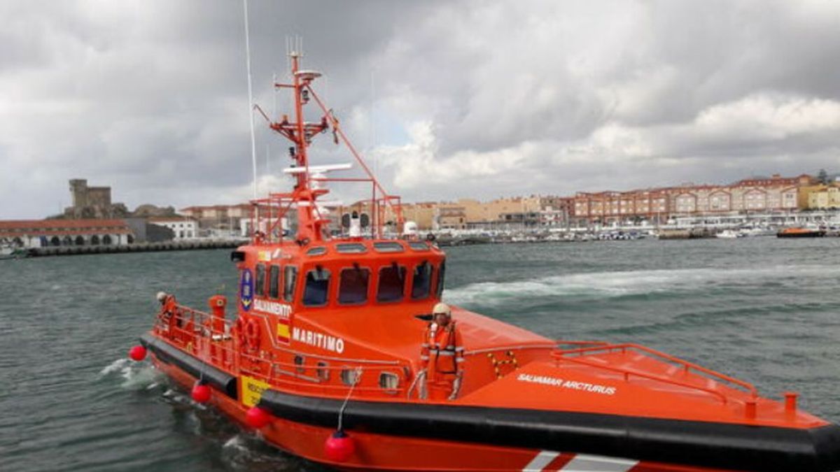 El operativo de búsqueda del pesquero Rúa Mar encuentra un cadáver a siete millas de Tarifa