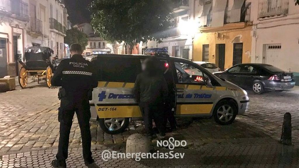 Abandona su coche de caballos en pleno centro de Sevilla y se va de copas Abandona su coche de caballos en pleno centro de Sevilla y se va de copas