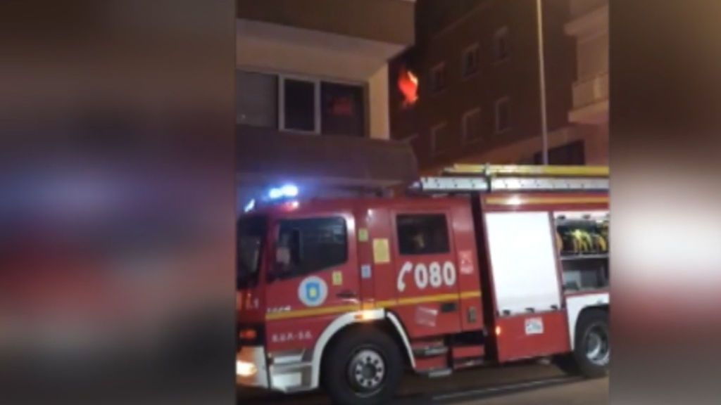 Un fuego que se desató en un piso de La Malagueta obliga a desalojar a una decena de vecinos
