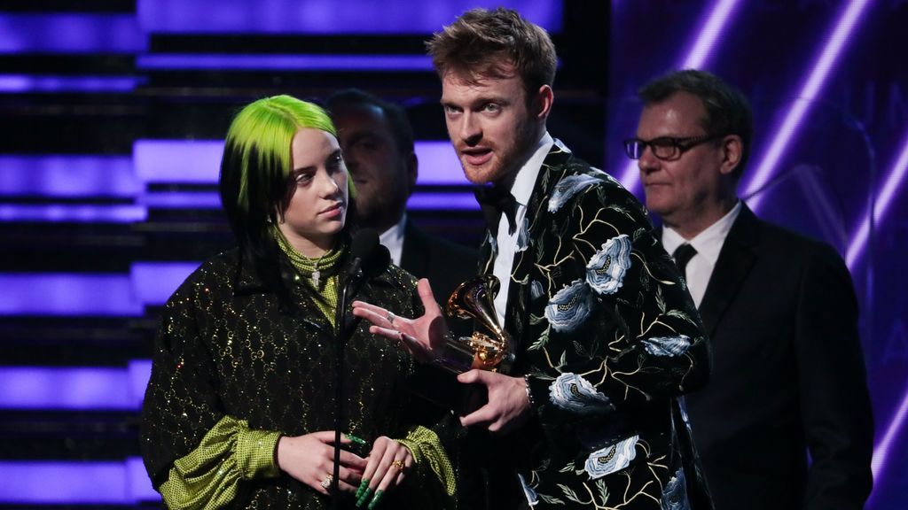 EuropaPress_2615005_January_26_2020_-_Los_Angeles_California_United_States__Billie_Eilish_and_Finneas_O'Connell_accept_the_Grammy_award_for_Album_of_the_Year_at_the_62nd_GRAMMY_Awards_at_STAPLES_Center