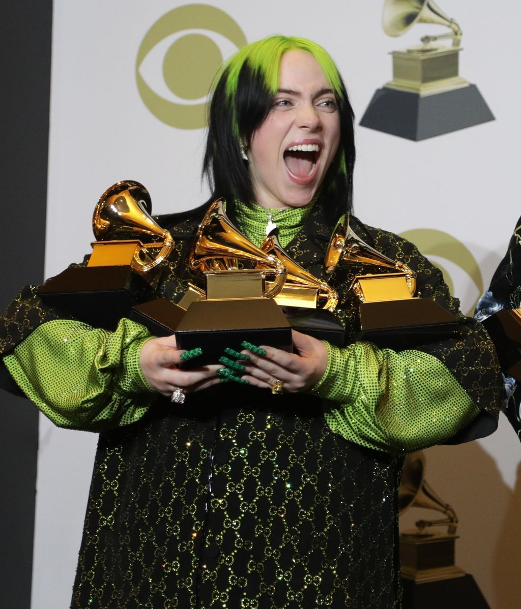 EuropaPress_2615057_January_26_2020_-_Los_Angeles_California_United_States__Billie_Eilish_in_the_press_room_with_the_awards_for_Record_Of_The_Year_Bad_Guy”_Album_Of_The_Year_When_We_Fall_Asleep_Where_D