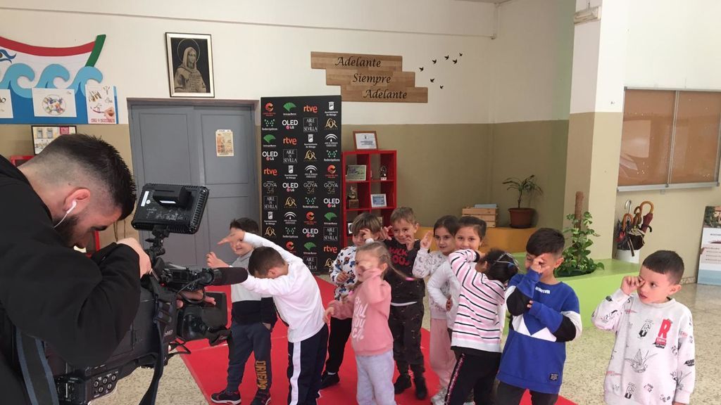 Cuando los más pequeños se convierten en superestrellas: un profesor recicla el decorado de la gala de los Goya en su colegio Cuando los más pequeños se convierten en superestrellas: un profesor recicla el decorado de la gala de los Goya en su colegio