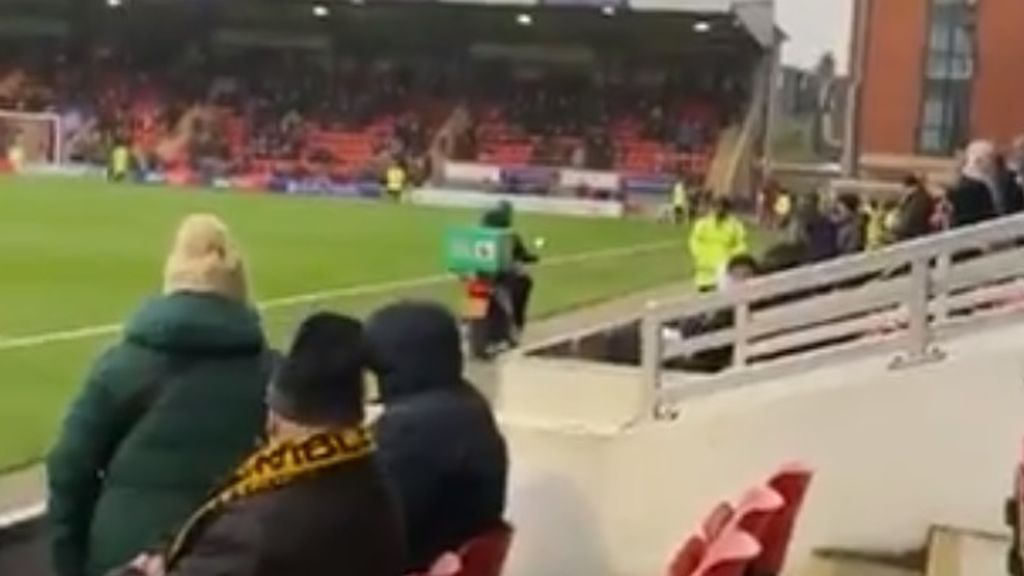 Un repartidor de pizza en moto se mete en el estadio para hacer su entrega: "Directo a tu asiento" Un repartidor de pizza en moto se mete en el estadio para hacer su entrega: "Directo a tu asiento"