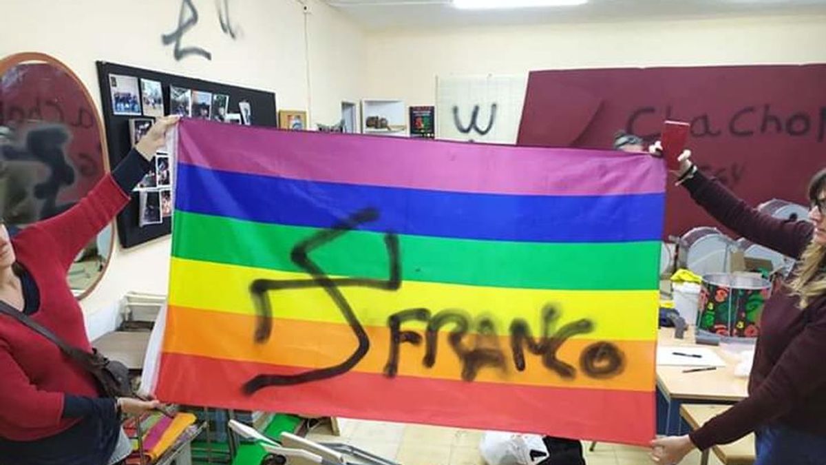 Pintadas machistas e instrumentos quemados: el ataque a una asociación de batucada de mujeres de Sevilla Pintadas machistas e instrumentos quemados: el ataque a una asociación de batucada de mujeres de Sevilla