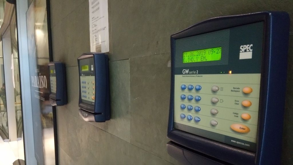 Despiden a dos trabajadoras en Granada por fichar en lugar de su compañera: “es una deslealtad hacia la empresa” Despiden a dos trabajadoras en Granada por fichar en lugar de su compañera: “es una deslealtad hacia la empresa”