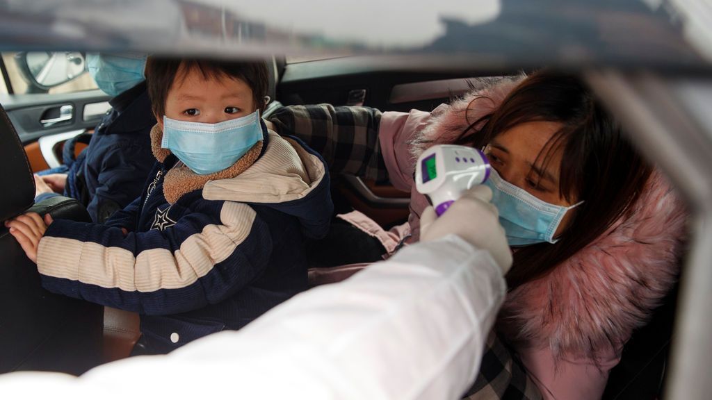 Los muertos por el brote del nuevo coronavirus ya sobrepasan los 100 con miles de afectados Los muertos por el brote del nuevo coronavirus ya sobrepasan los 100 con miles de afectados