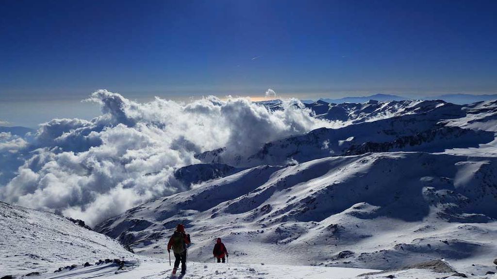 Imagen de esquiadores en Sierra Nevada