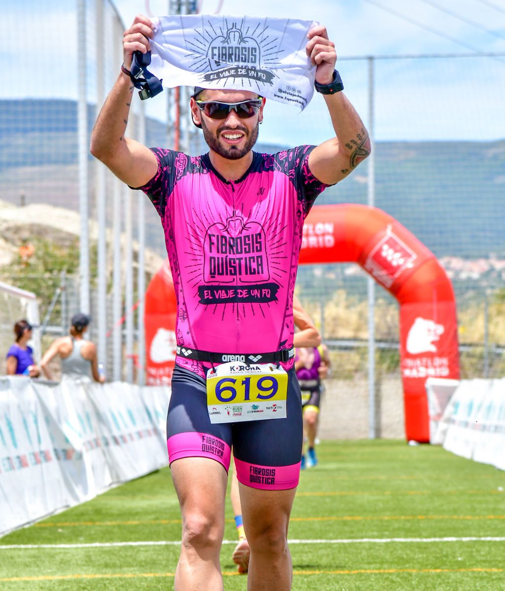 Jonathan participando en un triatlon.