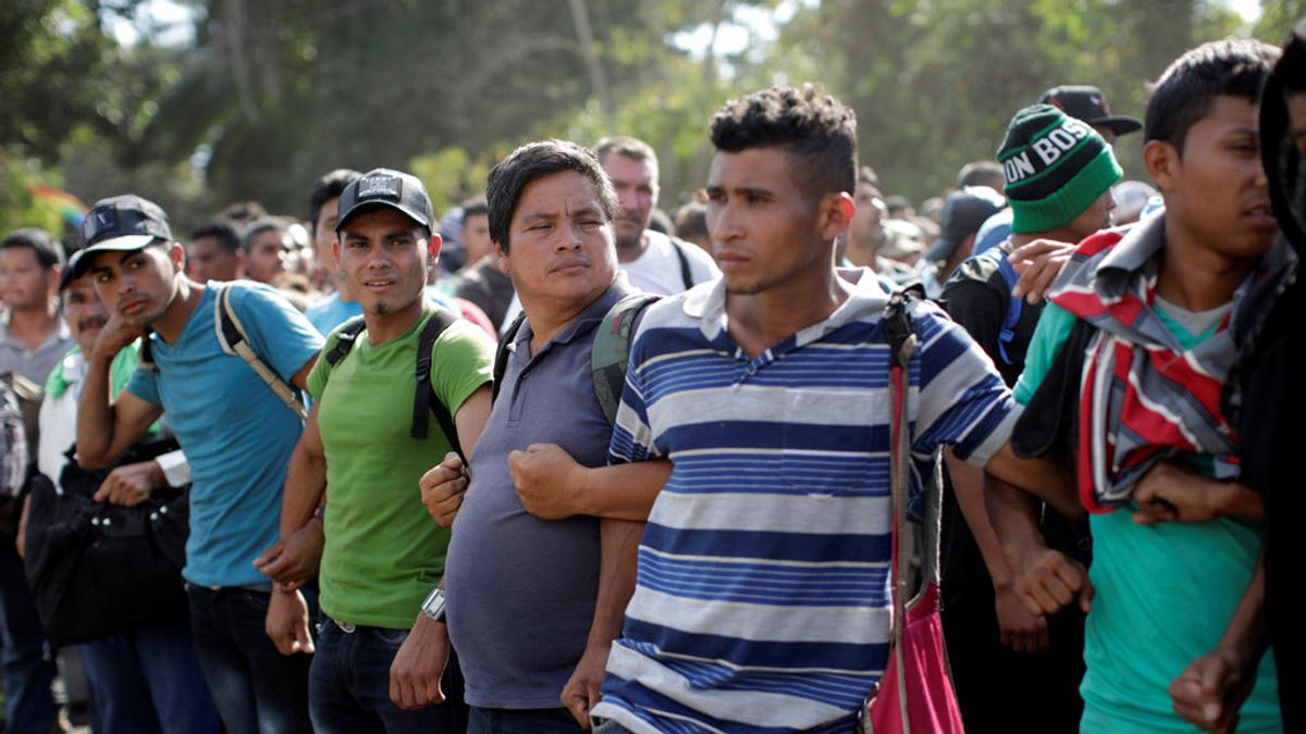 México retorna a 240 hondureños de la caravana e identifica 20 "probables" redes de tráfico de personas México retorna a 240 hondureños de la caravana e identifica 20 "probables" redes de tráfico de personas