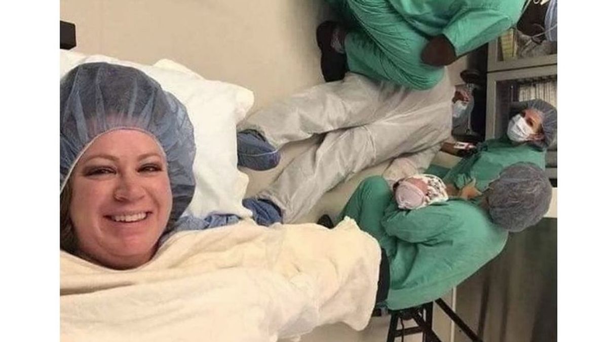 Una mujer inmortaliza con un selfi el momento en el que va a dar a luz y su marido se desmaya
