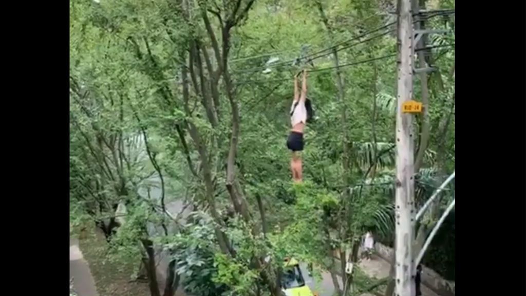 Una mujer con trastornos psiquiátricos cae desde lo alto de un cable del tendido eléctrico en Medellín