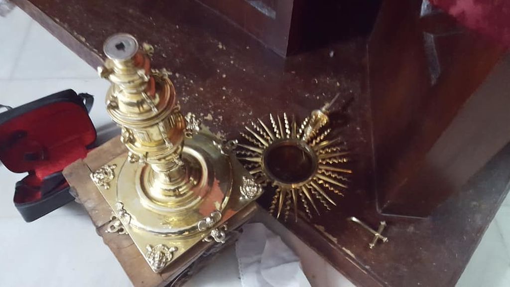 Desvalijan una parroquia y se llevan la corona de la Virgen a cuatro días de su procesión: “Lo han hecho con ensañamiento” Desvalijan una parroquia y se llevan la corona de la Virgen a cuatro días de su procesión: “Lo han hecho con ensañamiento”