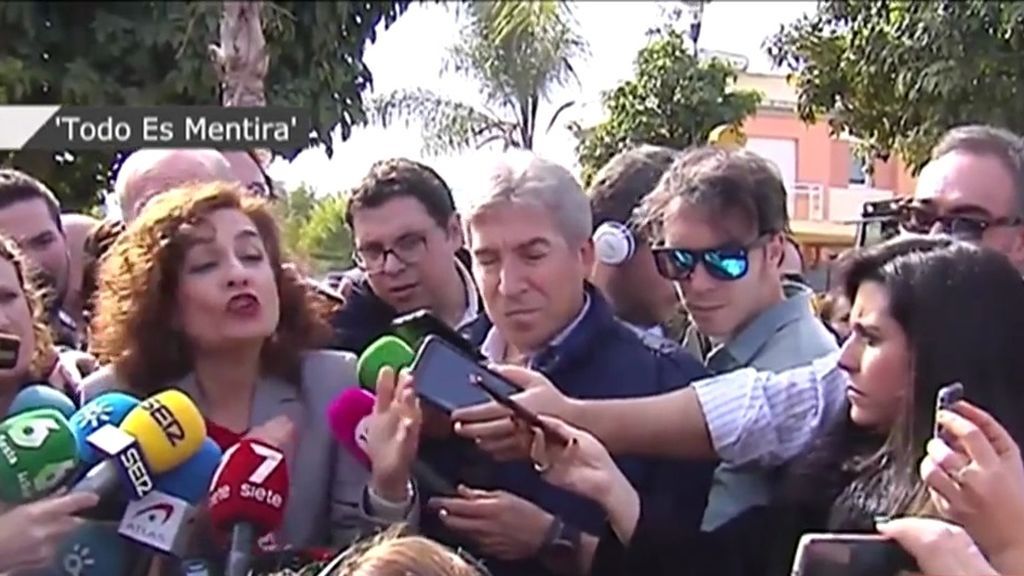La ministra María Jesús Montero discute en plena calle con dos malagueños