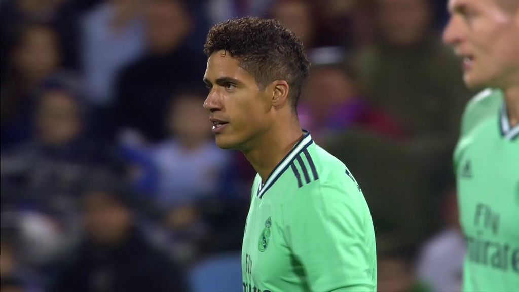 Varane empuja el primer gol del Real Madrid a los cinco minutos en Zaragoza