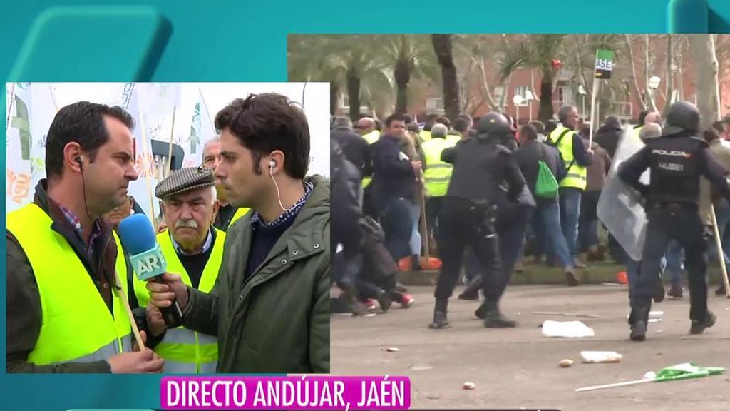 Los agricultores de Jaén cortan las carreteras por la caída de los precios del aceite