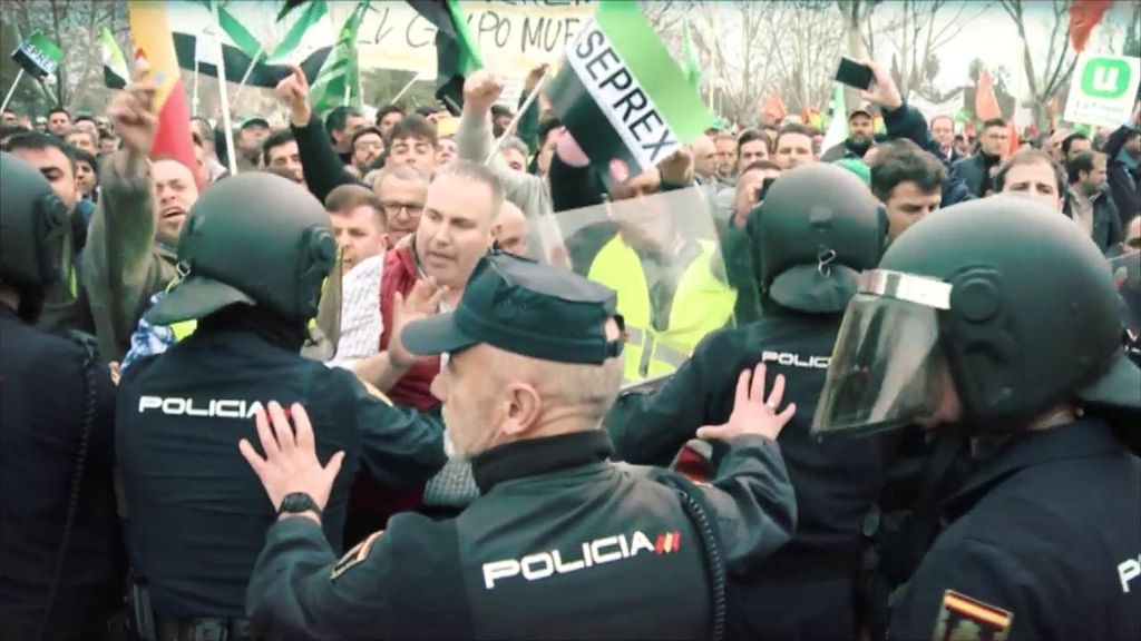 Los agricultores se manifiestan pidiendo soluciones para el sector