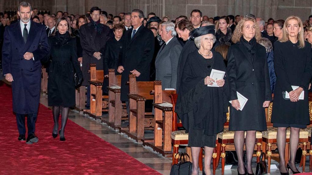 Los reyes a su llegada al funeral de Pilar de Borbón