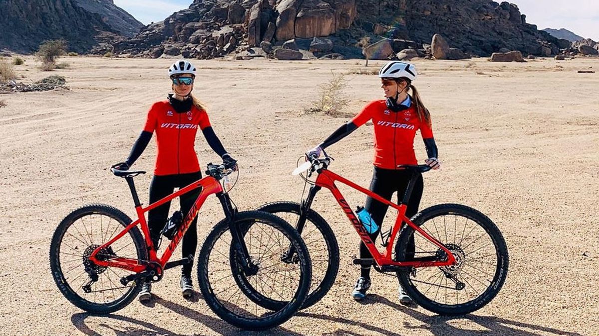 Esmeralda y Diana Vitoria, las hijas del fabricante de bicis retan al desierto y machismo de Arabia Saudí