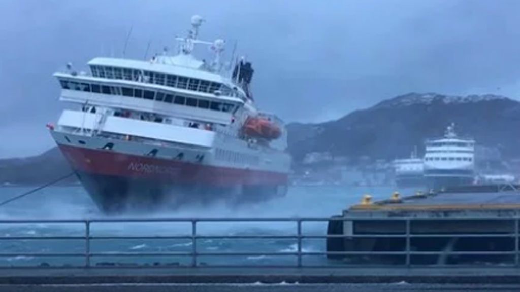 El fuerte viento pone en peligro a este crucero noruego que intenta atracar