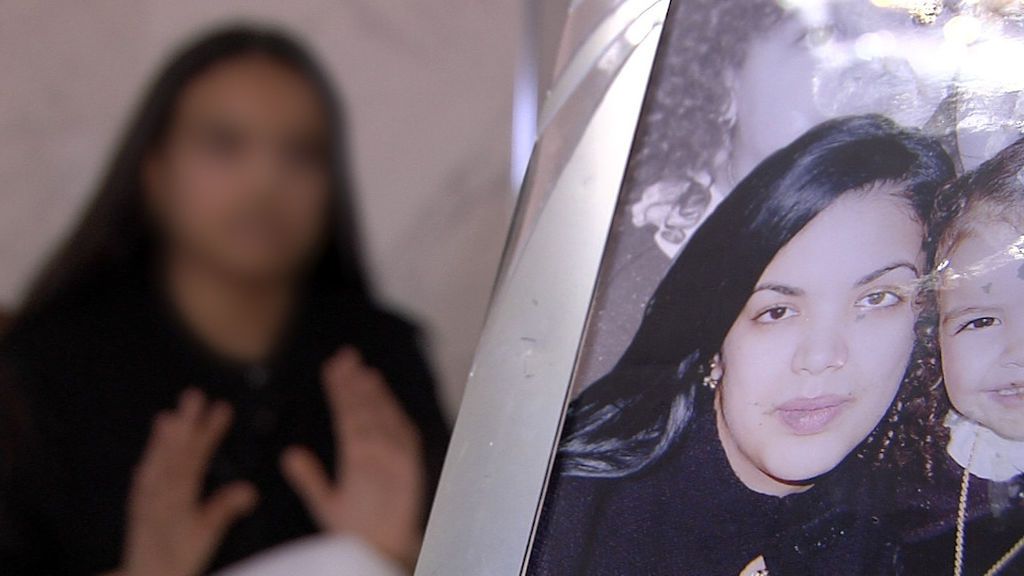 Sherine cuando era pequeña junto a su madre.