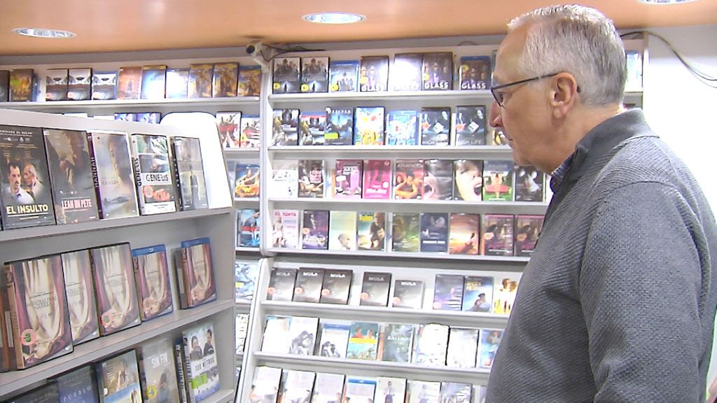 Ángel García en su videoclub de A Coruña
