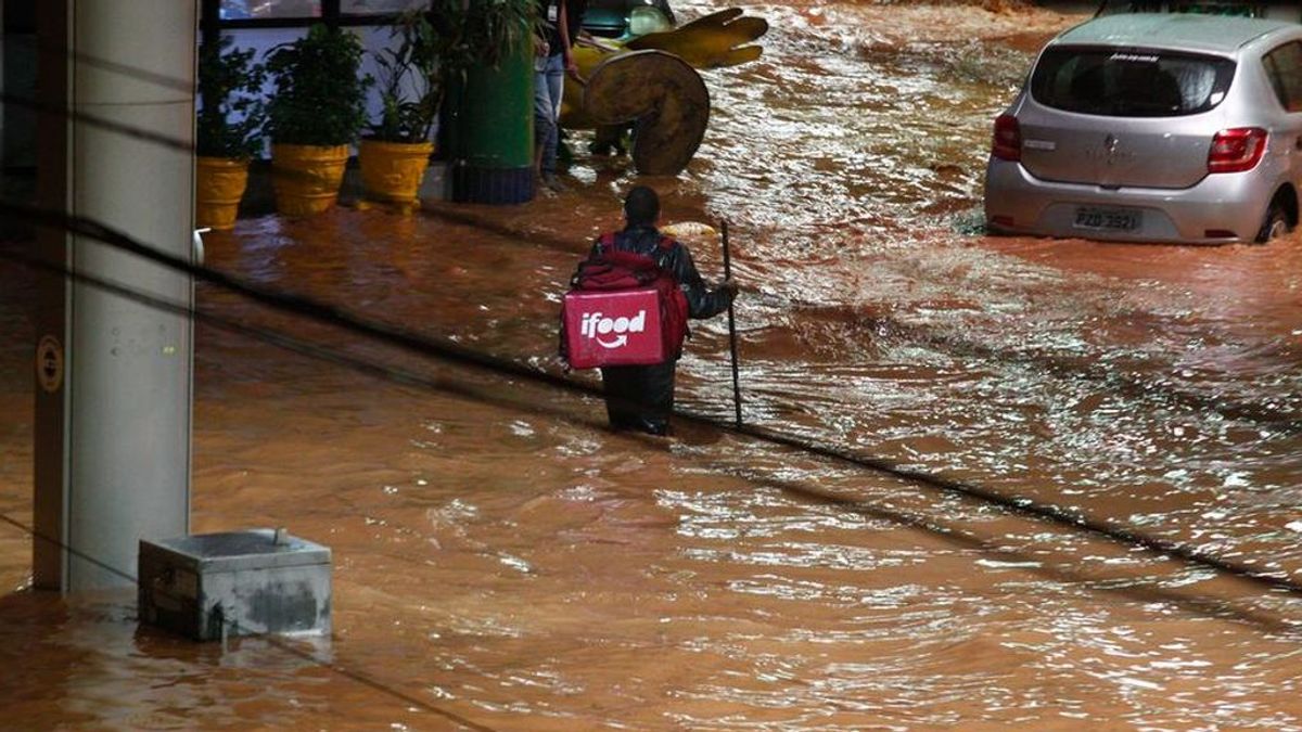 La dura historia detrás de la foto viral de un repartidor de comida a domicilio durante las inundaciones