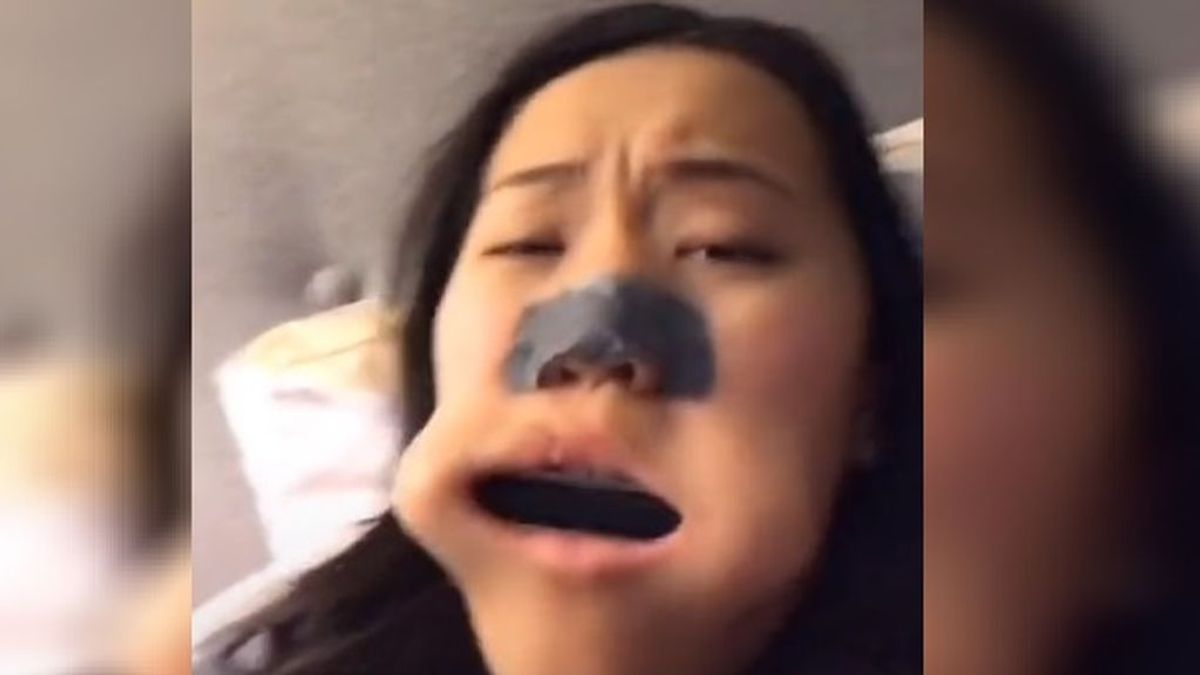 Una adolescente se queda con una armónica atrapada en su boca y publica un vídeo que se vuelve viral
