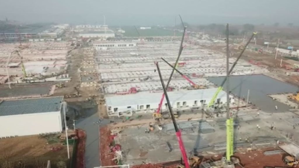 Las imágenes de la construcción de los hospitales en Wuhan que siguen más de 37 millones de personas