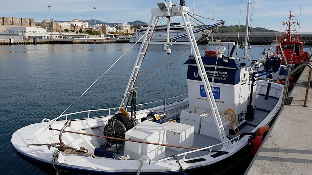 Un barco de pesca en el puerto de Tarifa