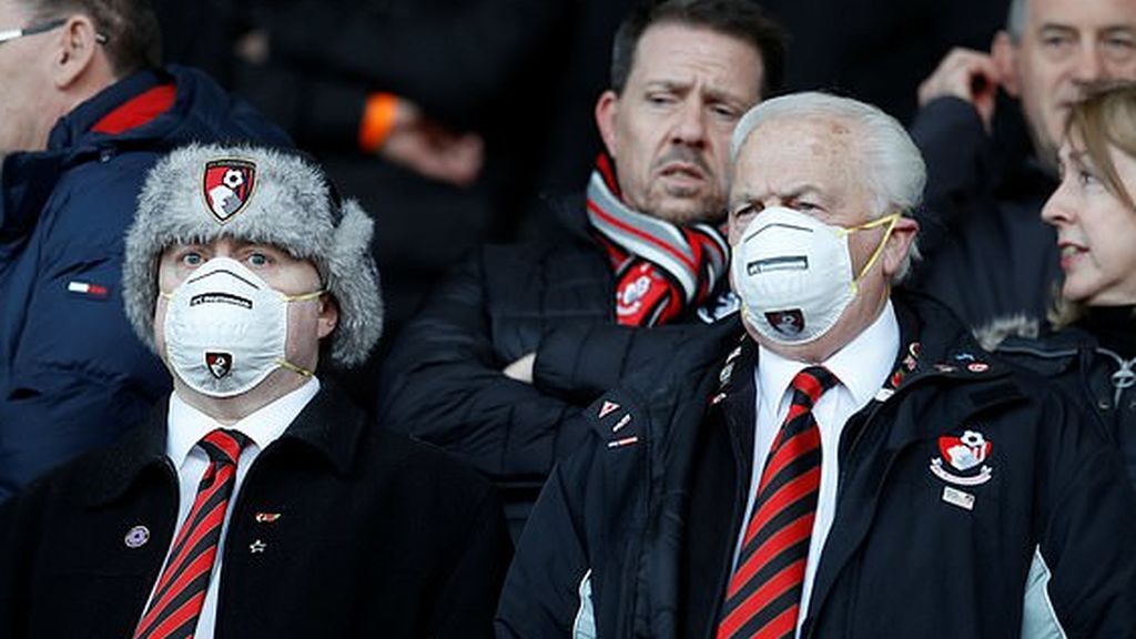 Indignación en la Premier tras la aparición de dos directivos del Bournemouth con mascarillas para protegerse del coronavirus Indignación en la Premier tras la aparición de dos directivos del Bournemouth con mascarillas para protegerse del coronavirus