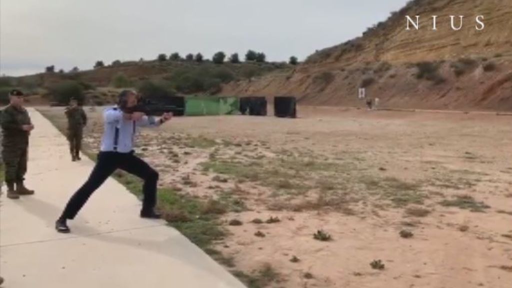 Ortega Smith presume de puntería con un rifle automático