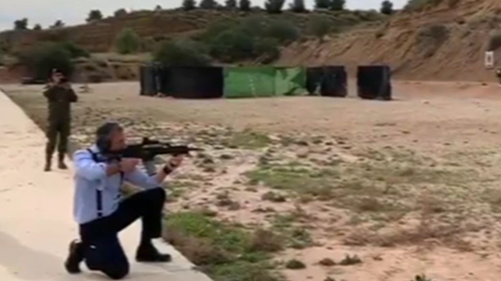 Ortega Smith dispara hasta 11 veces en unas prácticas de tiro: "Es un hijo de puta del Daesh que había que cargárselo"