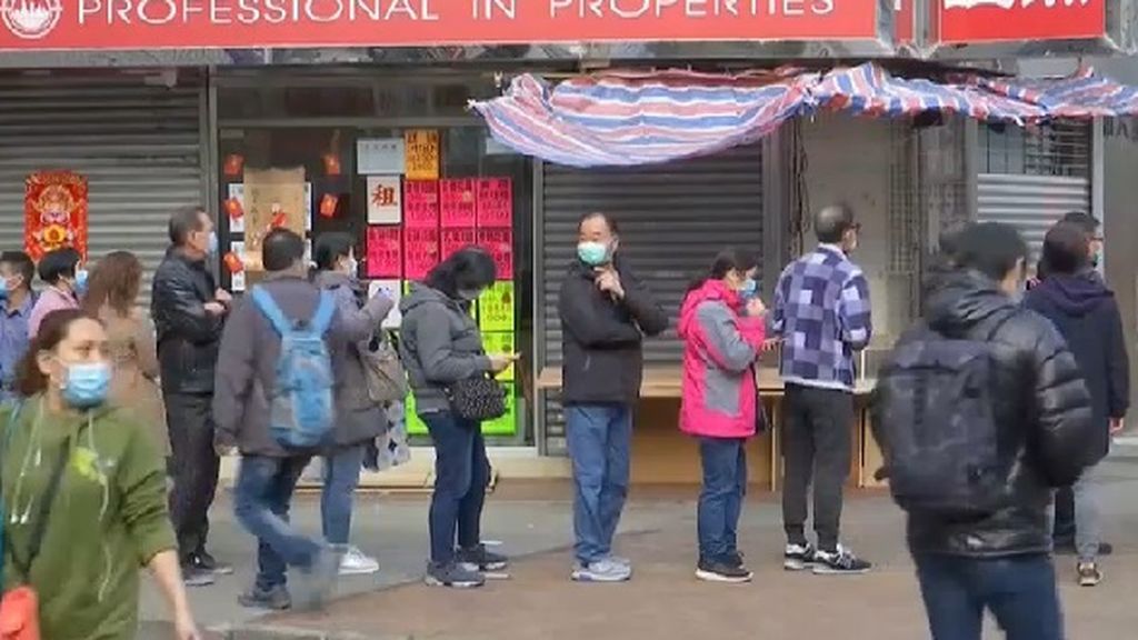El coronavirus colapsa Hong Kong: colas infinitas para comprar mascarillas