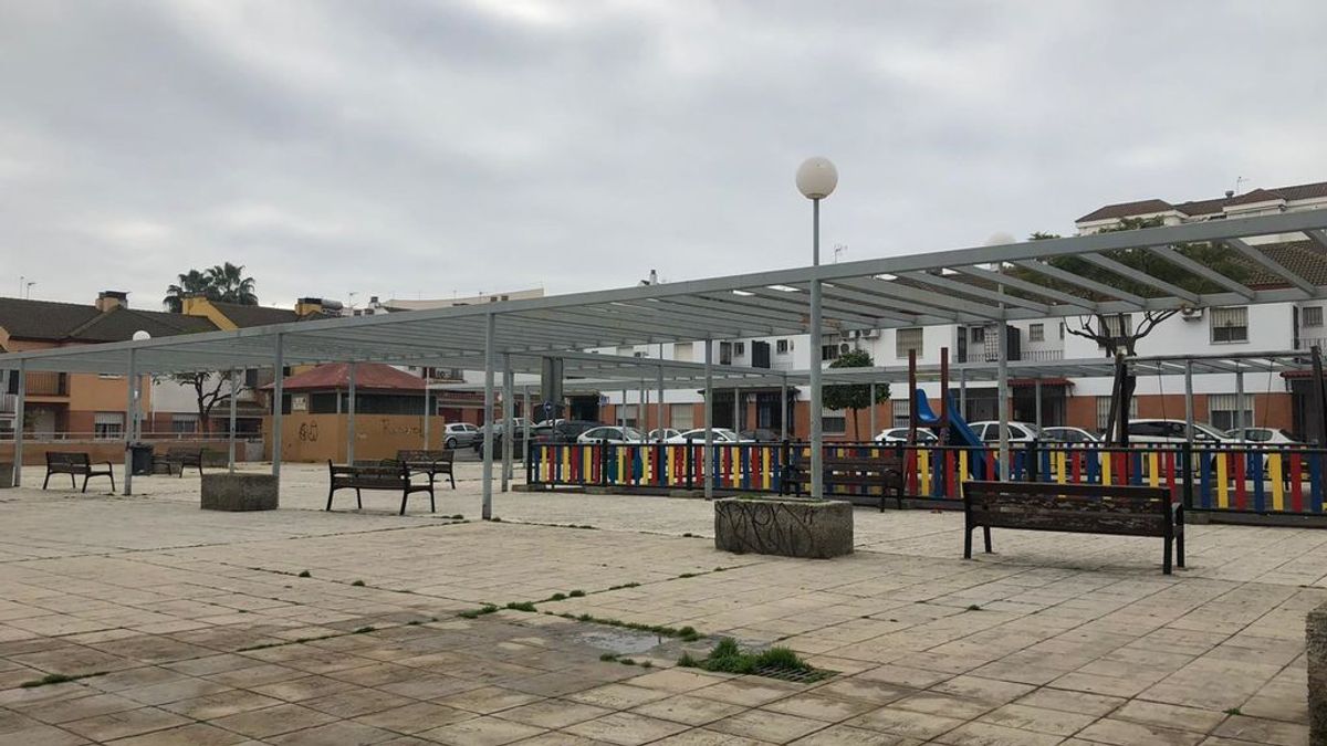 Hallan muerta a una mujer con signos de violencia en una plaza de San Juan de Aznalfarache Hallan muerta a una mujer con signos de violencia en una plaza de San Juan de Aznalfarache