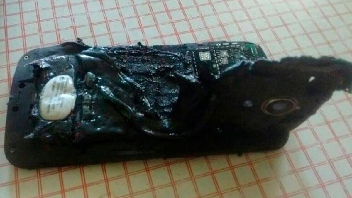 Un joven sufre graves quemaduras en Argentina tras explotar su móvil cuando estaba durmiendo