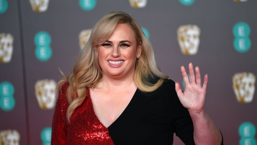 Rebel Wilson en la alfombra roja de los Premios Bafta 2019