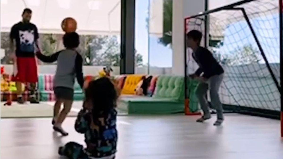 Los remates de Mateo a los centros de Leo Messi en la 'cancha' de su casa Los remates de Mateo a los centros de Leo Messi en la 'cancha' de su casa