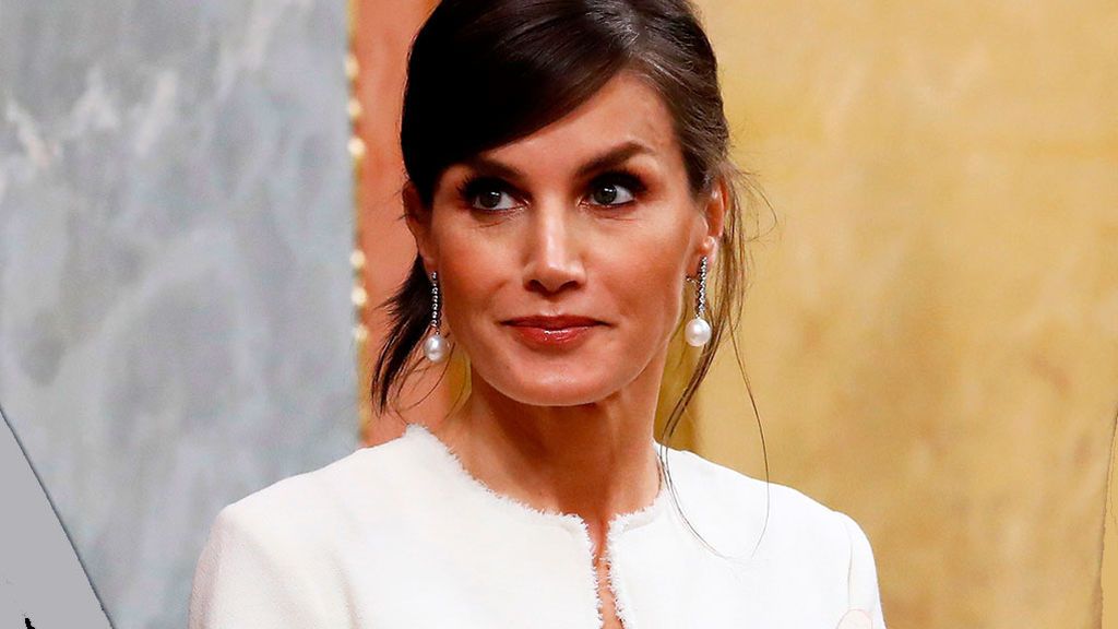 Letizia da en el blanco, su color fetiche en días importantes